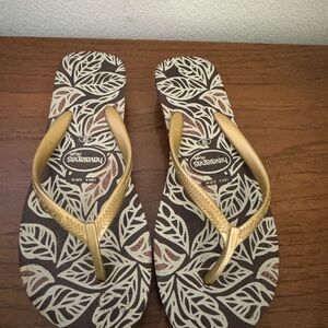 Havaianas Gold and Brown Sandals with Chic Design